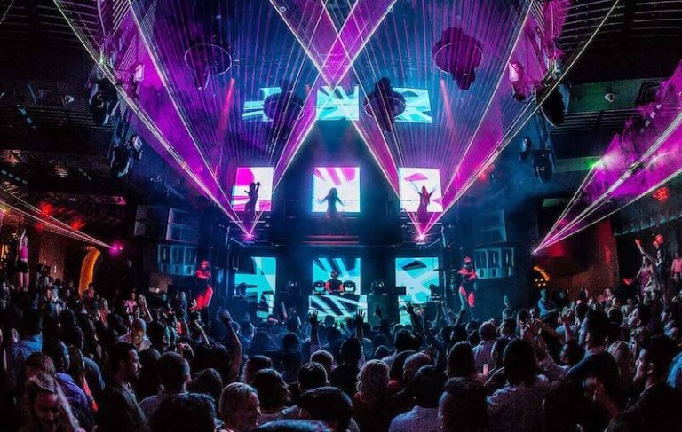 Exploring the intersection of music and visuals in Moscow clubs